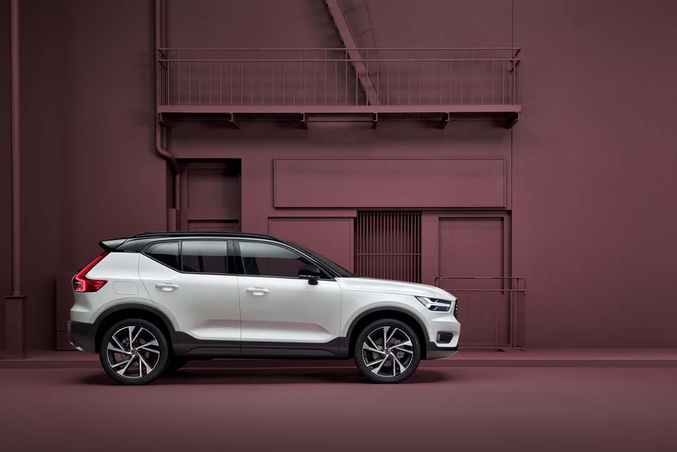 The New Volvo XC40 R-Design - Crystal White w contrasting black roof_13